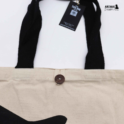 Saco tote de tecido cru com alças pretas e botão castanho