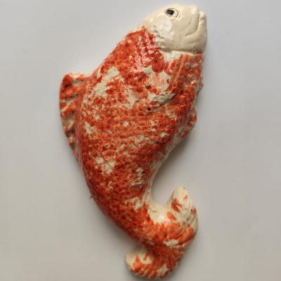 Peixe decorativo em cerâmica branco e vermelho com textura