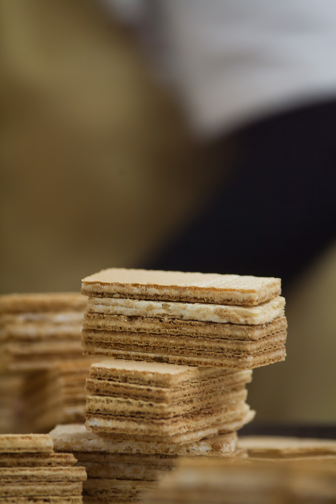 Bolachas wafer com camadas de recheio cremoso castanho claro empilhadas