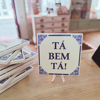 Azulejo decorativo branco com texto 