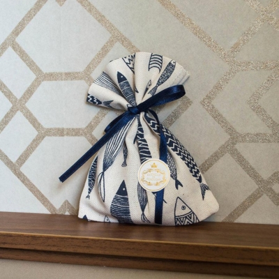 Saco de tecido com estampa de peixes e fita azul