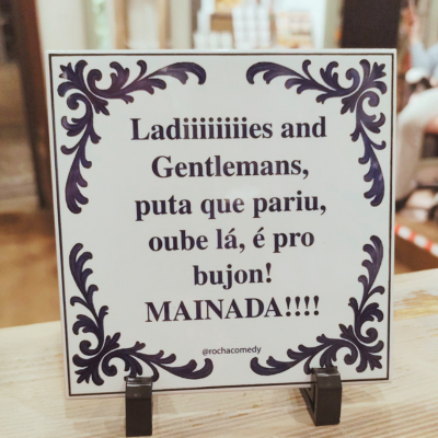 Placa decorativa com texto humorístico em português e inglês