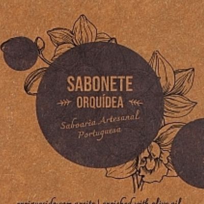 Embalagem de sabonete artesanal de orquídea com design floral e texto em papel castanho
