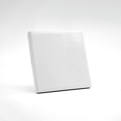 Caixa quadrada branca lisa sem texto em fundo branco