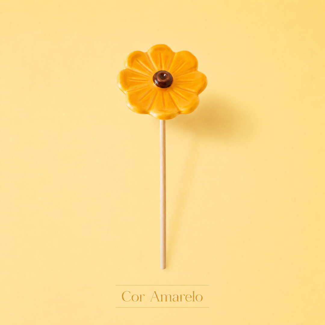Pirâmide amarela em forma de flor com pau de madeira e texto Cor Amarelo