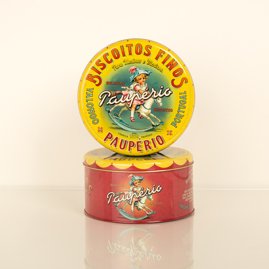 Duas latas metálicas coloridas para biscoitos, uma amarela em cima e uma vermelha em baixo, decoradas com imagem de criança e texto em português.