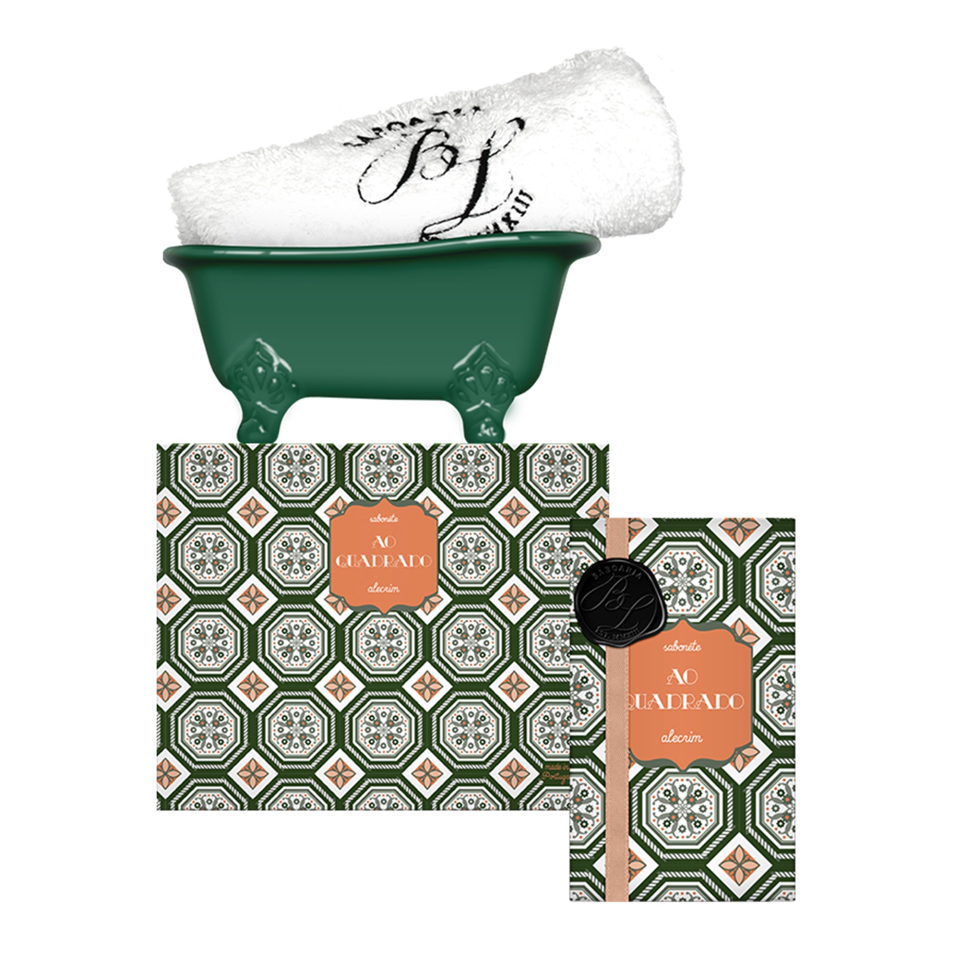 Conjunto de banho com banheira verde, toalha branca com bordado e embalagens geométricas.