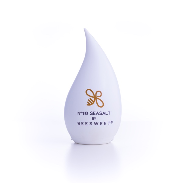 Frasco branco em forma de gota com texto 'Nº10 SEASALT BY BEESWEET®'