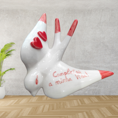 Escultura de pássaro branca e vermelha com texto vermelho num ambiente minimalista