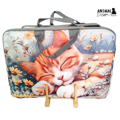 Mala com estampa de gato alaranjado adormecido e flores coloridas.