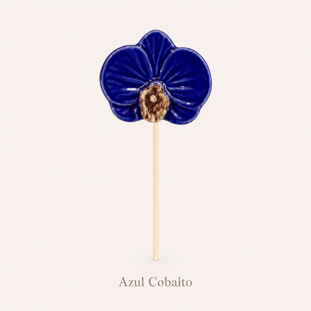 Flor decorativa azul cobalto com haste de madeira