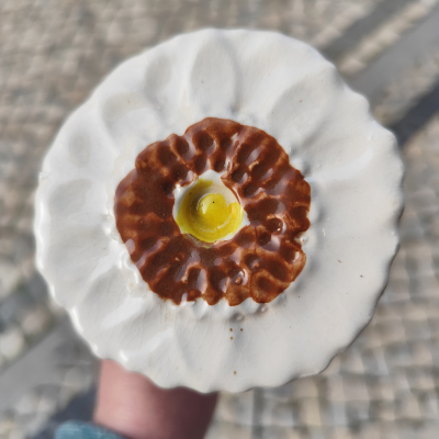 Aplicador de tinta cerâmico branco com anel castanho e círculo amarelo no centro