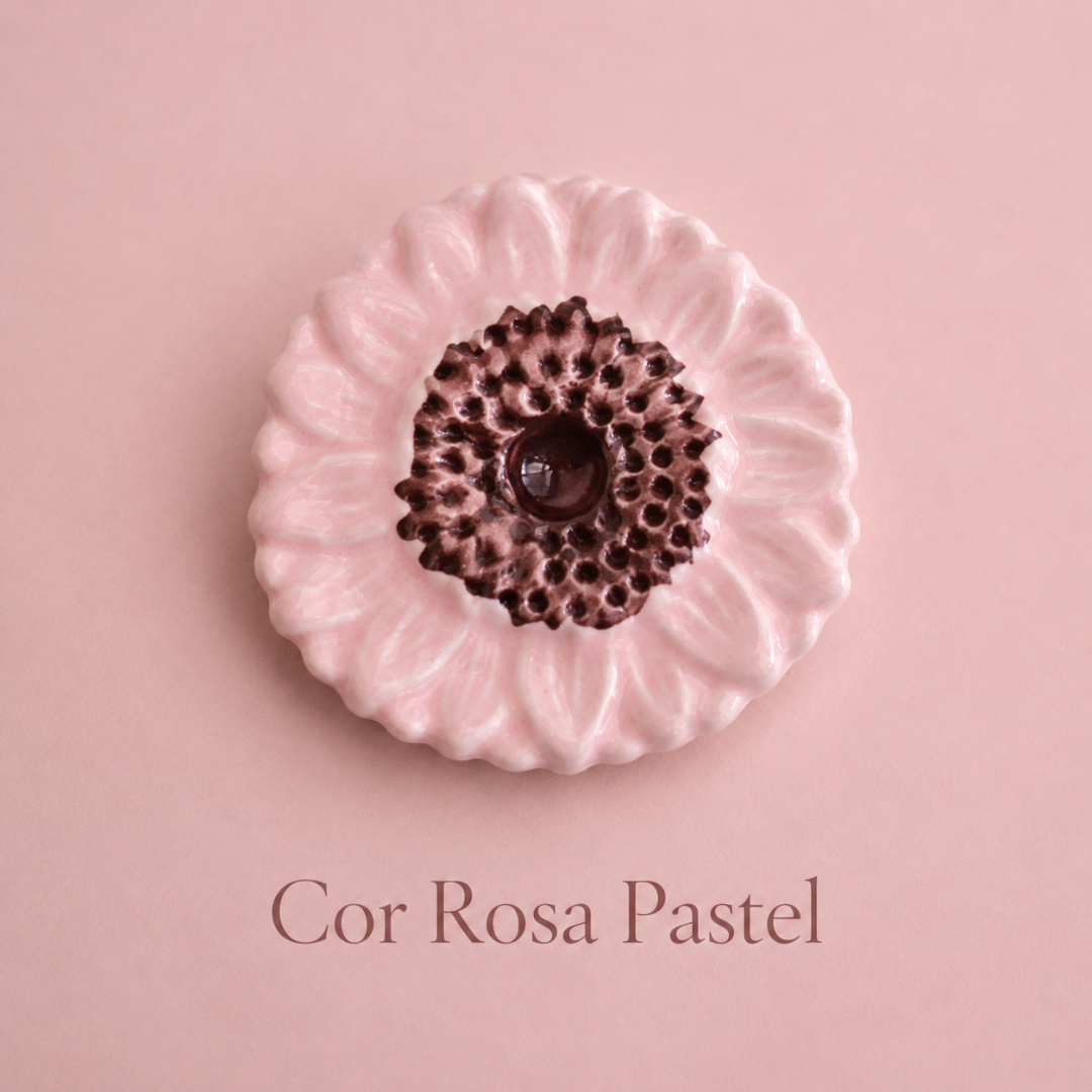 Prato decorativo cerâmico em forma de flor rosa pastel