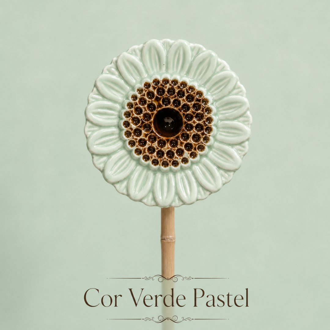 Flor decorativa cerâmica verde pastel com centro castanho e pau de madeira