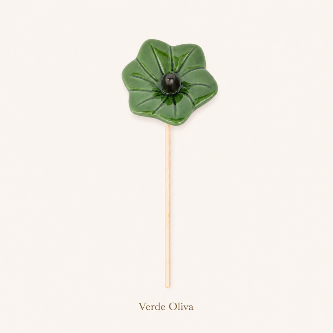 Pirulito verde em forma de flor com pau de madeira e texto Verde Oliva