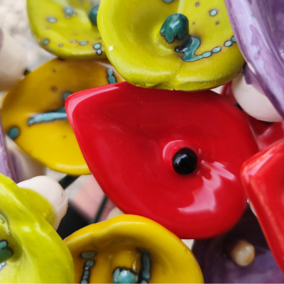 Flores decorativas em cerâmica coloridas e brilhantes