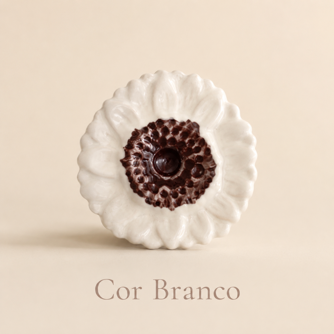 Botão de cerâmica em forma de flor cor branca com centro marrom