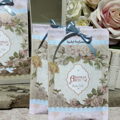 Sache perfumado Baby Talc Aromas Arte com flores e laço azul