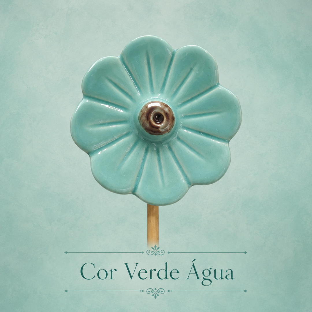 Flor decorativa em cerâmica verde água com base de madeira