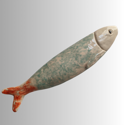 Peixe decorativo em cerâmica vidrada com cores cinzento, verde água e vermelho