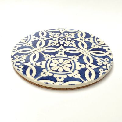 Disco redondo de cerâmica azul e branco com padrão decorativo