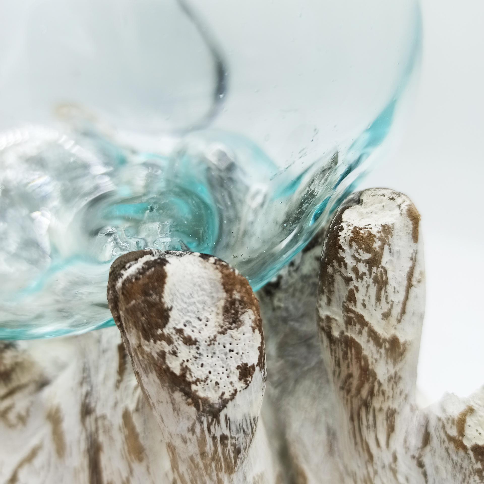 Apoio de decoração em vidro azul claro e madeira desgastada