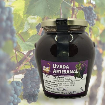 Frasco de uva artesanal com rótulo lilás em fundo de videira com cachos de uva