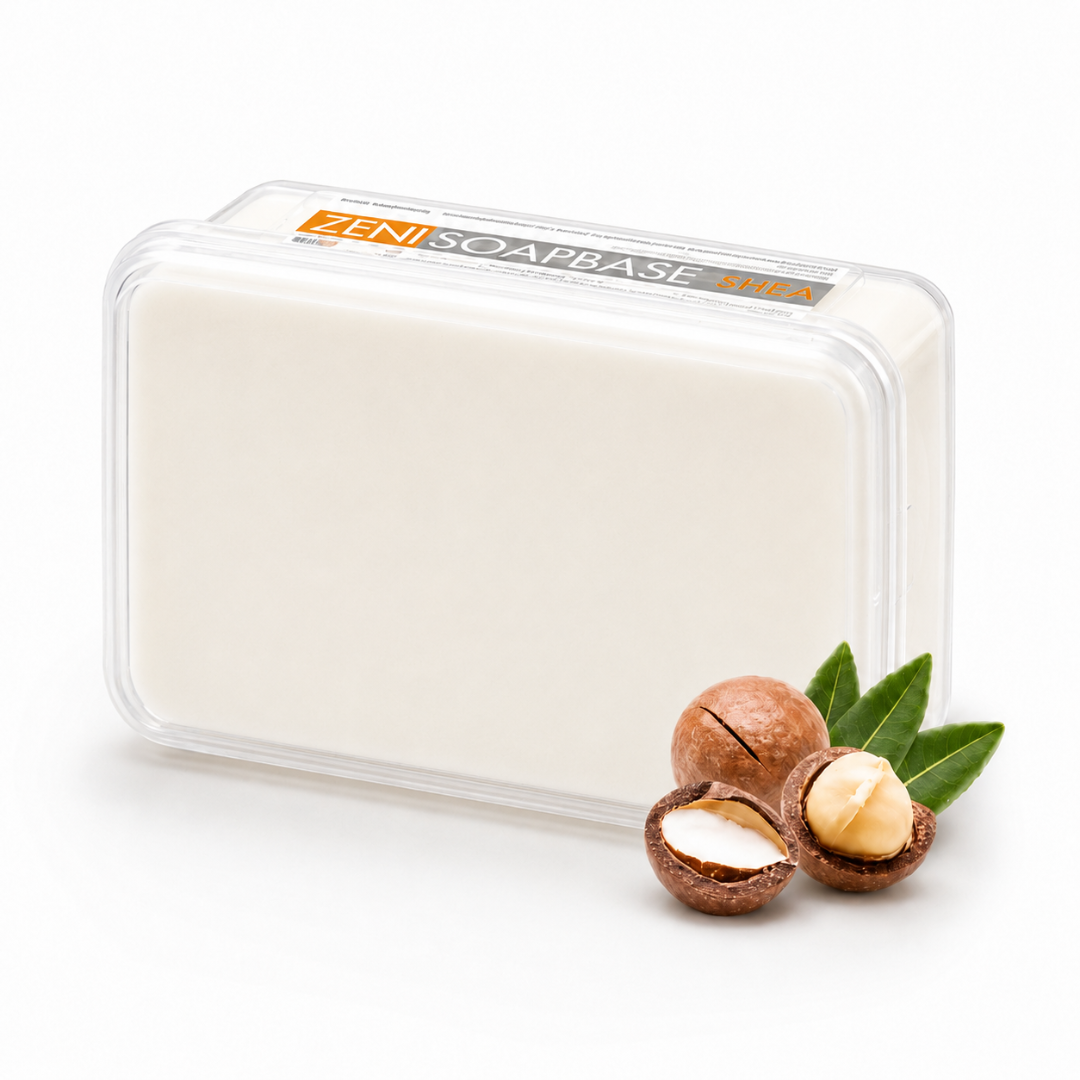 Base de sabonete branca em caixa plástica transparente com nozes de karité ao lado