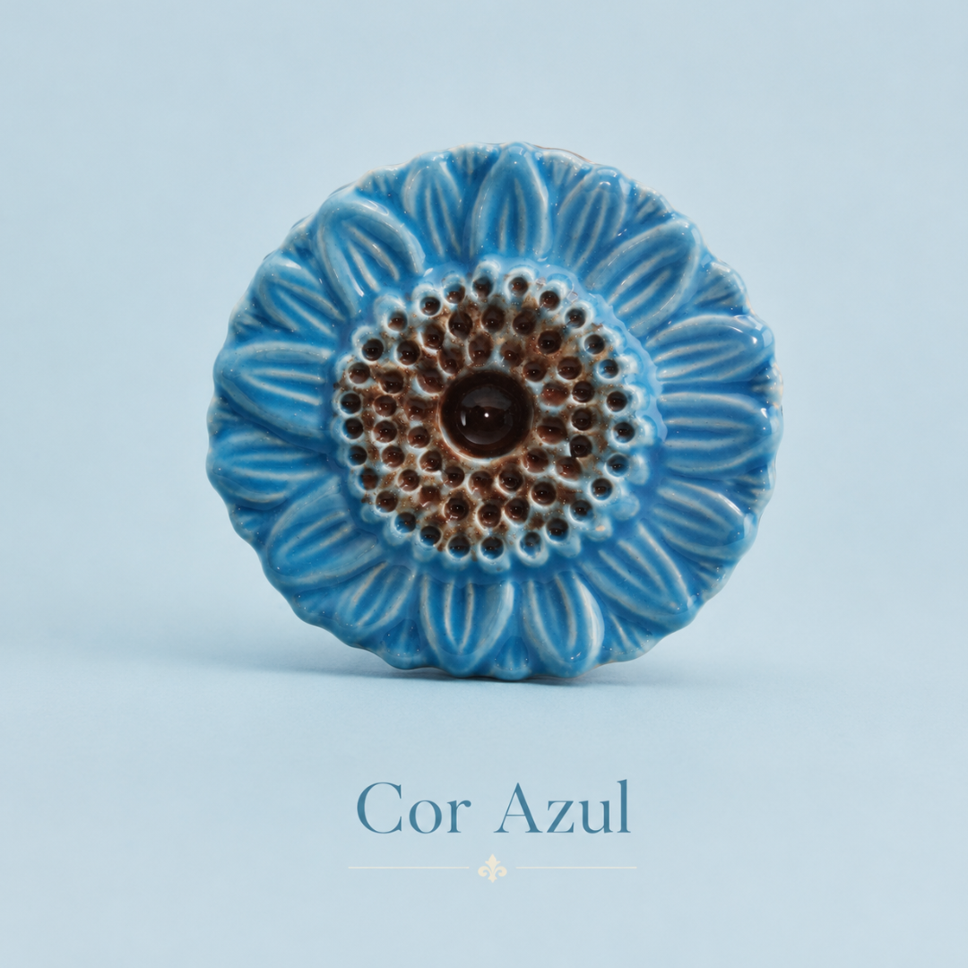 Flor decorativa azul em cerâmica com relevo e centro castanho em fundo azul