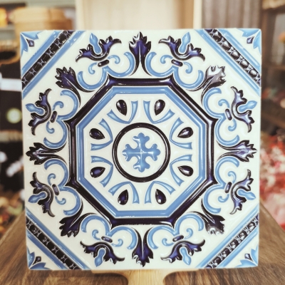 Azulejo quadrado com padrão geométrico e floral azul e branco