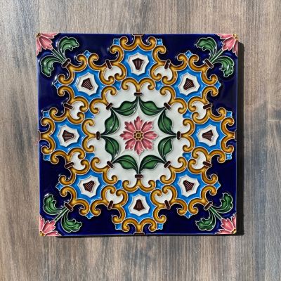 Azulejo cerâmico decorativo com padrão floral colorido em fundo azul escuro