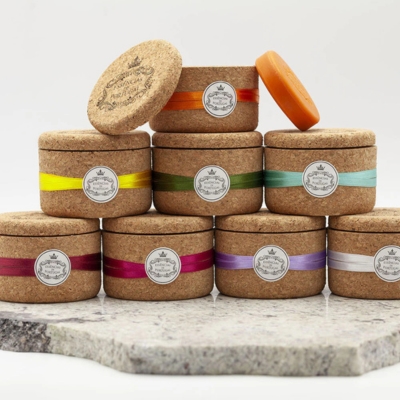 Conjunto de potes de cortiça com fitas coloridas e etiquetas brancas