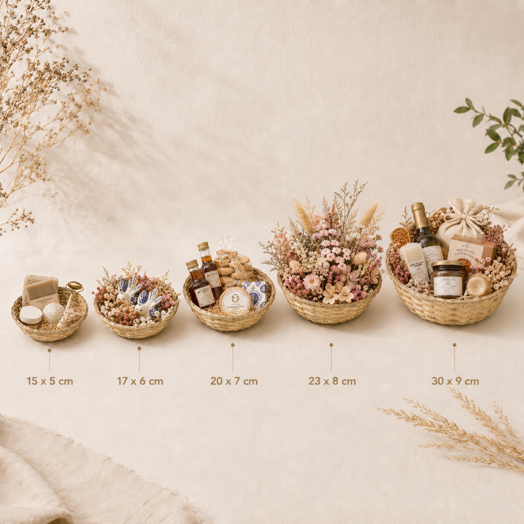 Cinco cestos de verga com produtos variados e flores secas em fundo bege
