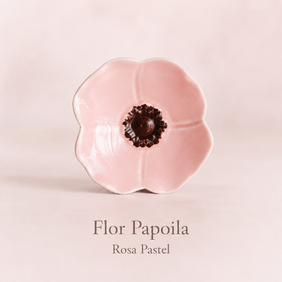 Prato decorativo rosa pastel em forma de flor de papoila.