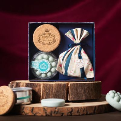 Conjunto de produtos de banho com embalagem de cortiça e saco tecido azul e floral