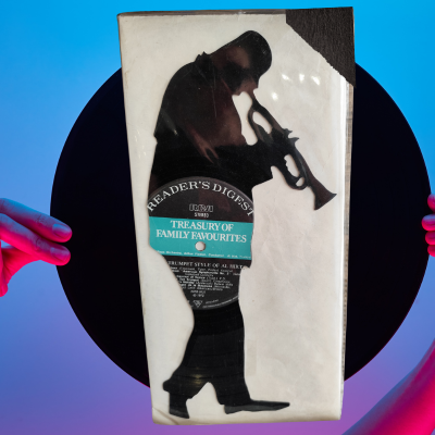 Capa de vinil com músico tocando trompete e texto em inglês sobre fundo branco