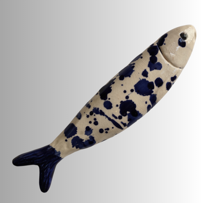 Peixe decorativo em cerâmica branca e azul com manchas e cauda azul