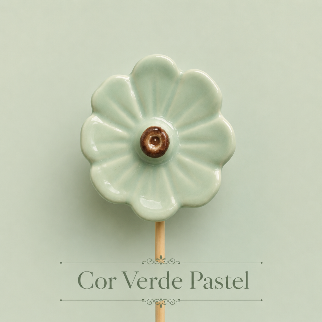 Flor decorativa de cerâmica verde pastel com centro marrom