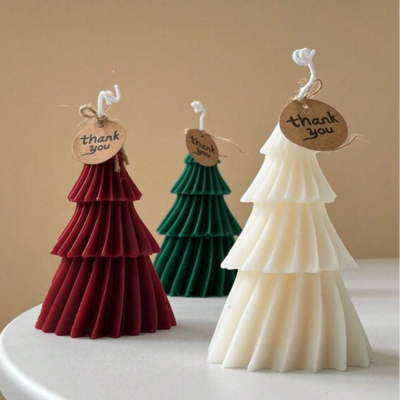 Velas em forma de árvore de Natal nas cores vermelho, verde e branco com etiquetas 'thank you'