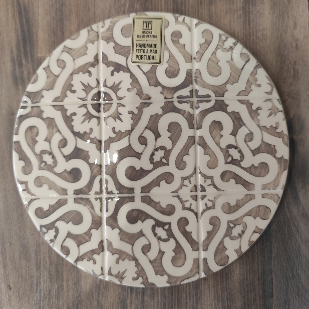 Prato redondo decorativo com padrão de azulejos português em cerâmica