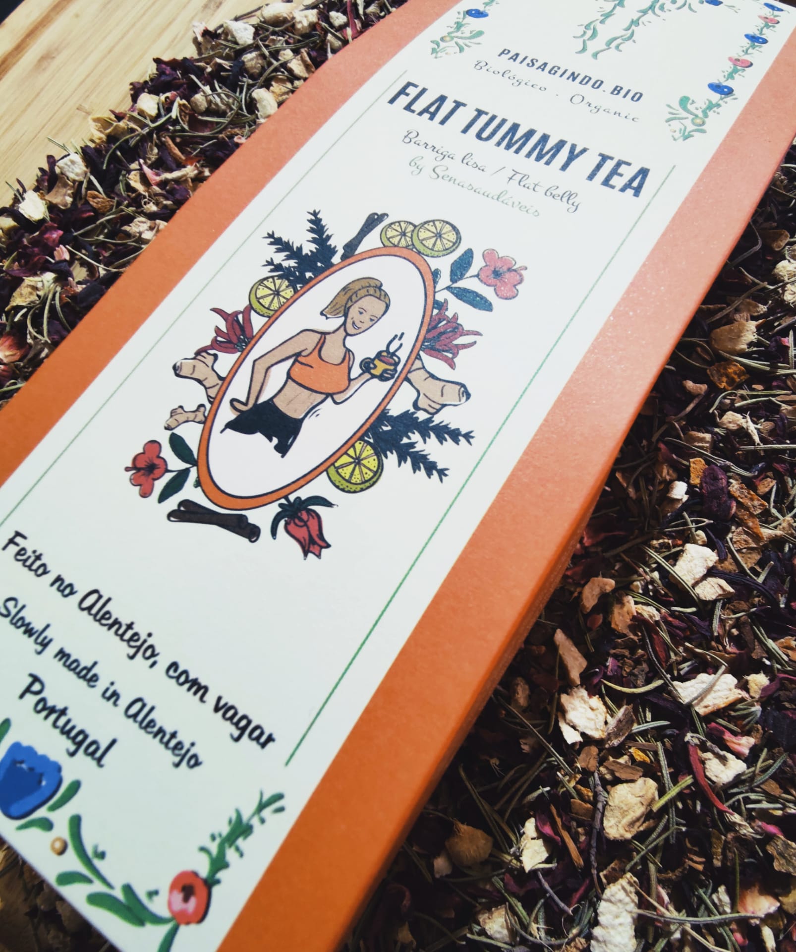 Embalagem de chá Flat Tummy Tea com ilustrações e texto sobre folhas secas