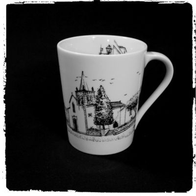 Caneca branca com desenho preto de igreja e árvore, fundo preto