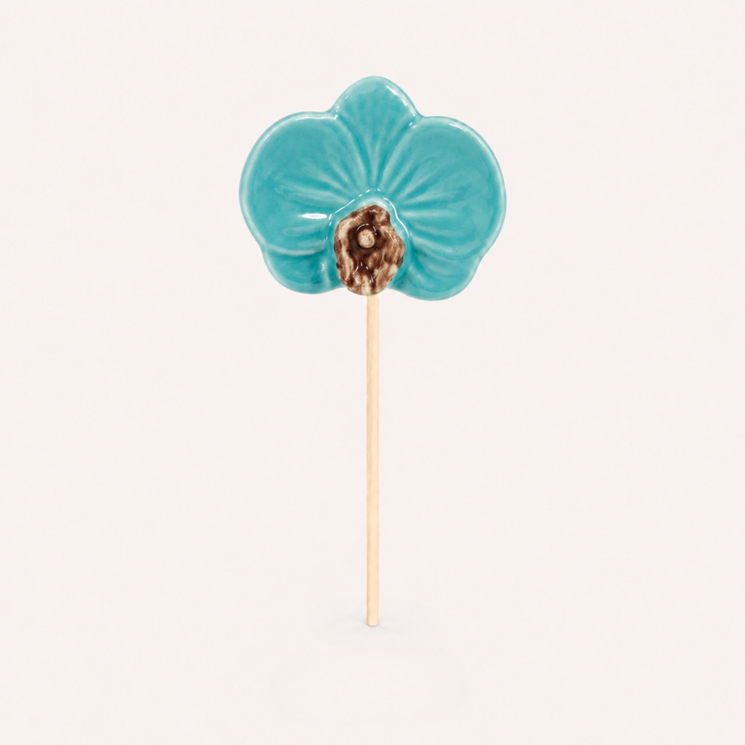 Fiore di ceramica turchese su stecca di legno