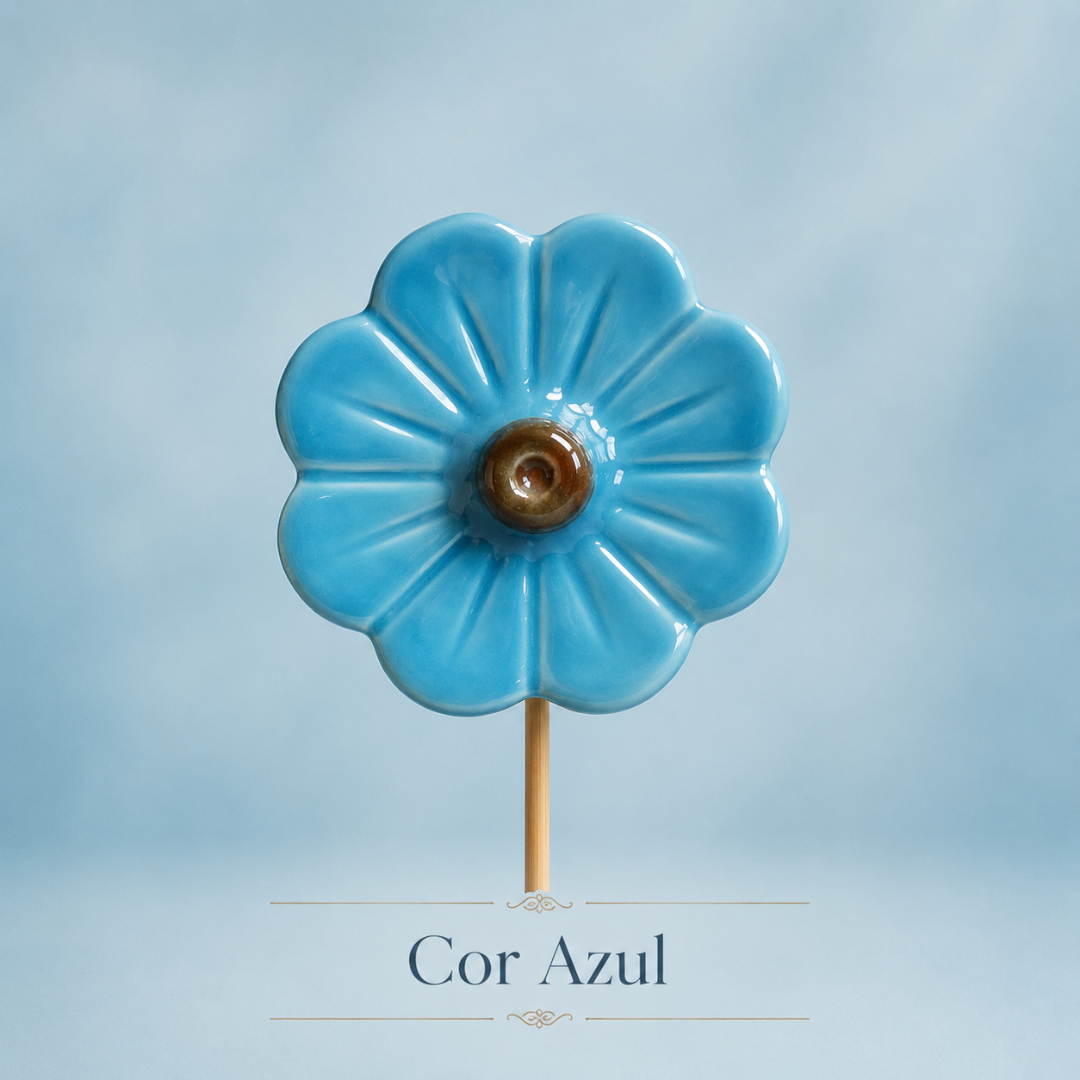 Puxador de móveis em forma de flor azul com centro castanho.