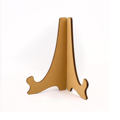 Suporte de madeira MDF castanha clara para quadros ou pratos, com base decorativa, sobre fundo branco.