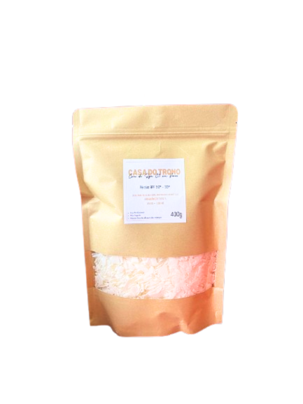 Pacote castanho com flocos brancos e rótulo com texto CASA DO TRIGO