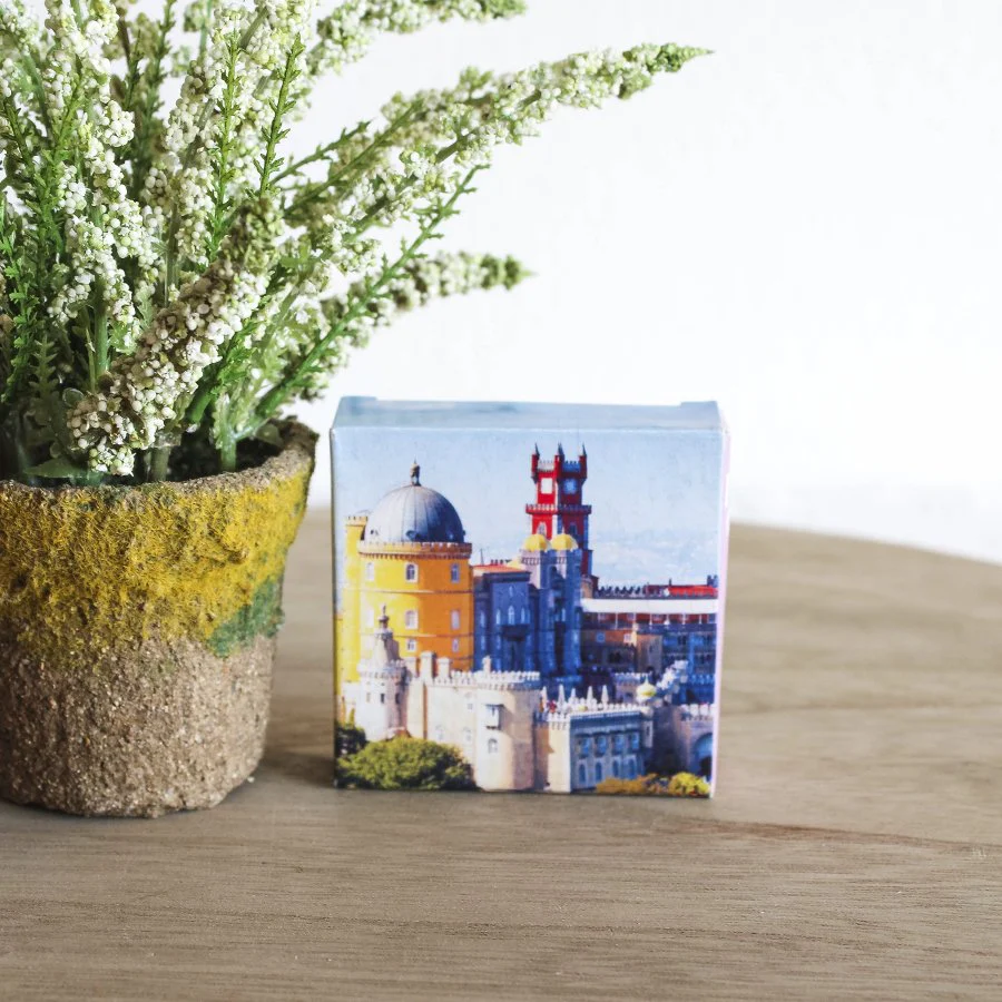 Cubos decorativos com imagem do Palácio da Pena ao lado de um vaso com flores