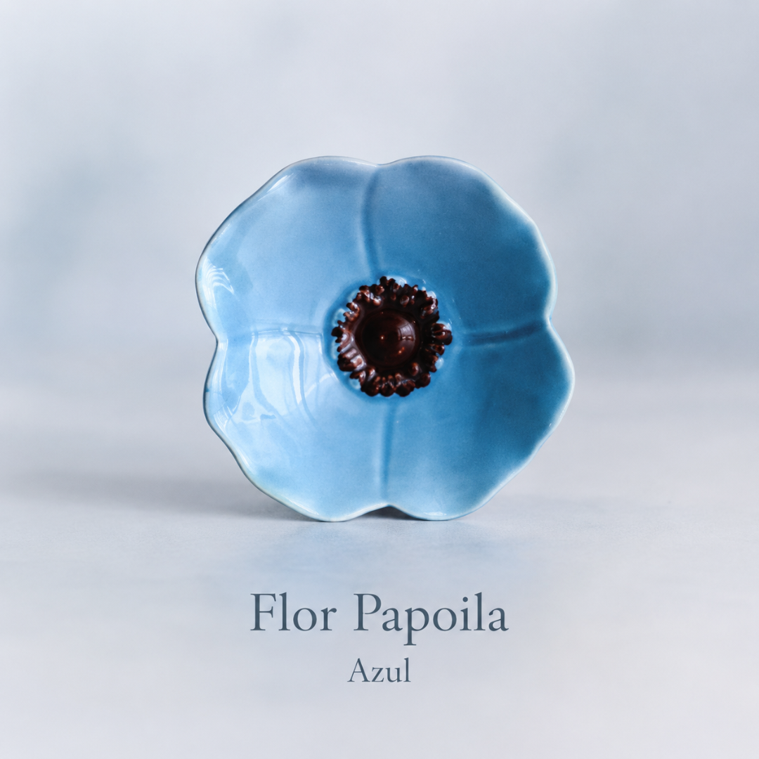 Flor em cerâmica azul com centro castanho