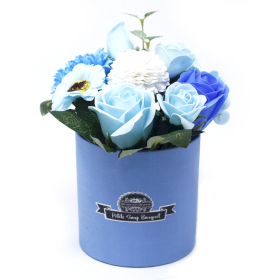 Arranjo floral artificial com flores azul e branca em caixa azul claro