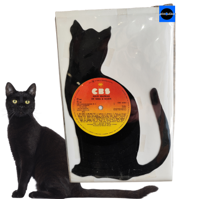 Capa de vinil com recorte de gato preto e etiqueta CBS vermelha e amarela.